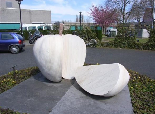 kunstwerk appel natuursteen